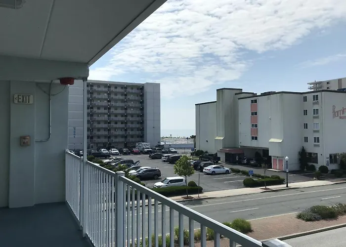 Hotel Three Cheers