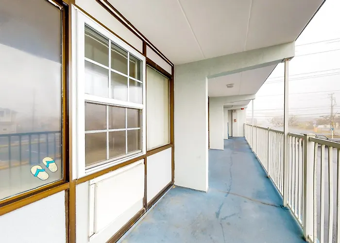 Three Cheers Hotel